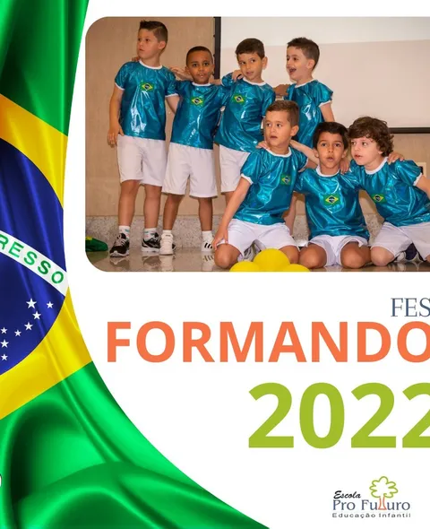 Criança da Escola Pró Futuro sorrindo durante atividade em sala